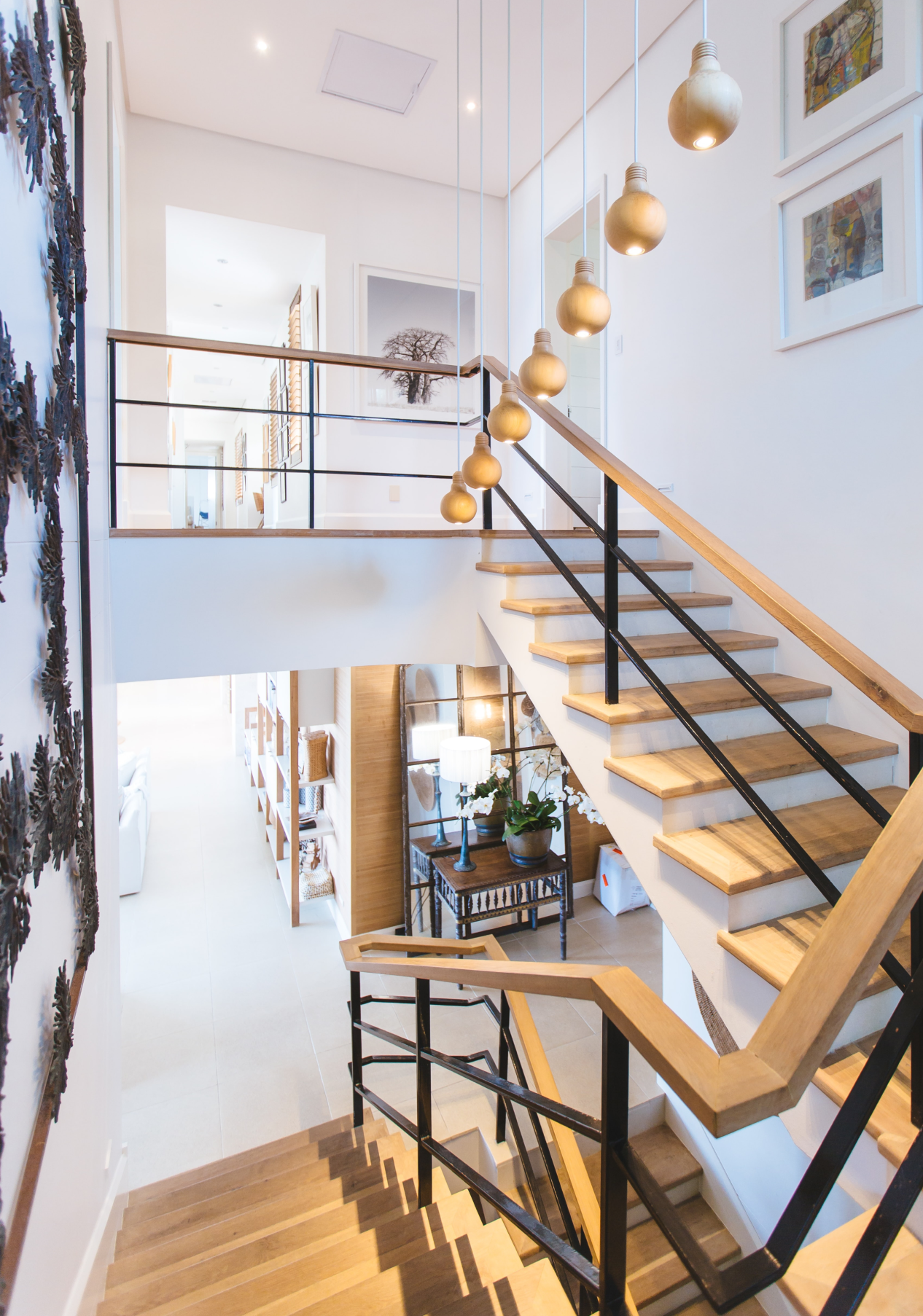 Interior moderno con escalera de madera