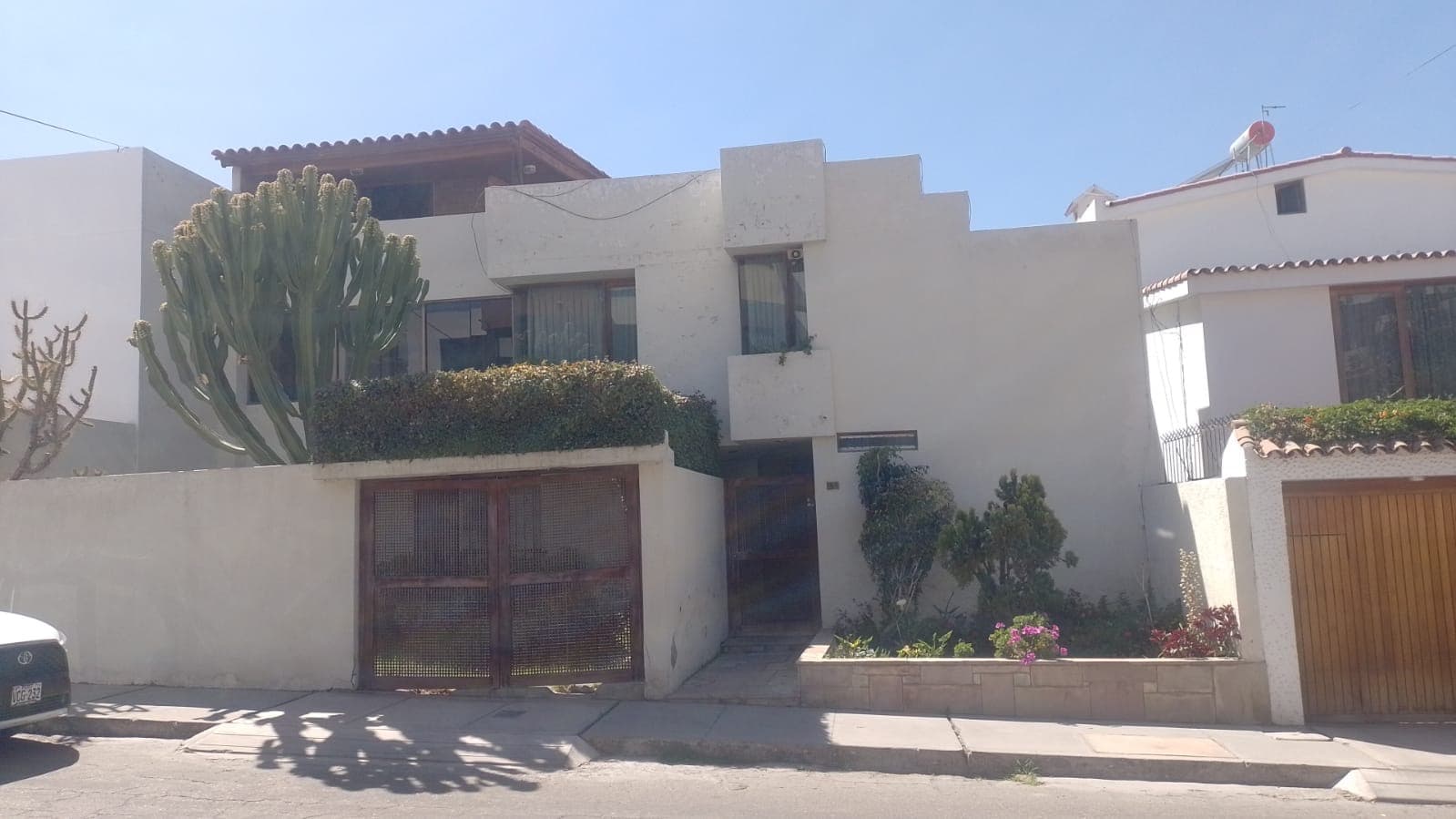 VENTA AMPLIA CASA EN CAYMA AREQUIPA MUY BIEN UBICADA PARA PROYECTO O REMODELACIÓN